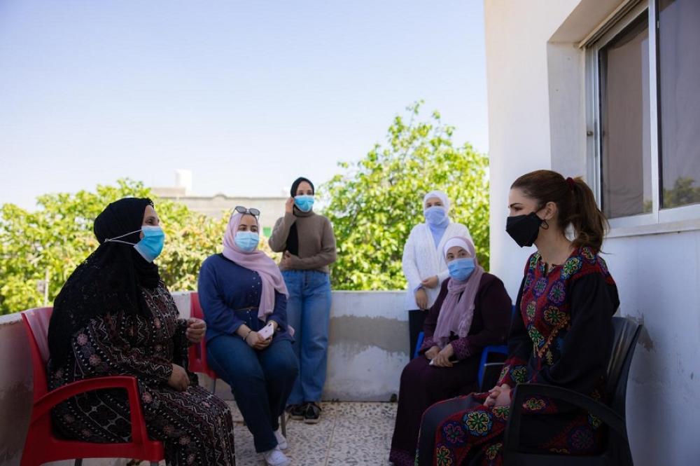 الملكة رانيا العبدالله تزور قرية الفيصلية في مادبا وتلتقي سيدات جمعية اليسرى الخيرية