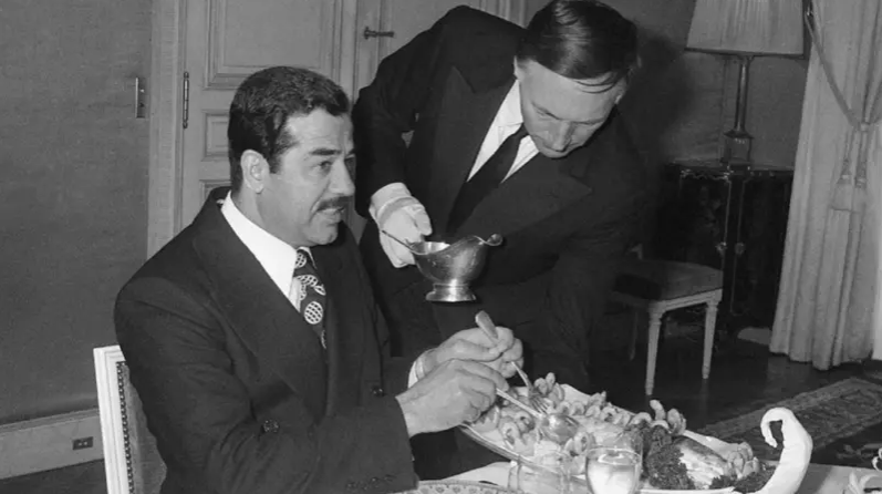 بوتين يقدّم طعاماً لصدام حسين؟! ..  صورة قديمة من فرنسا