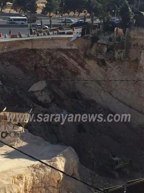 انهيار شارع في طريق المطار بسبب اعمال انشاء مول  ..  تسبب بتأخير ضخ المياه للعاصمة لعمان 