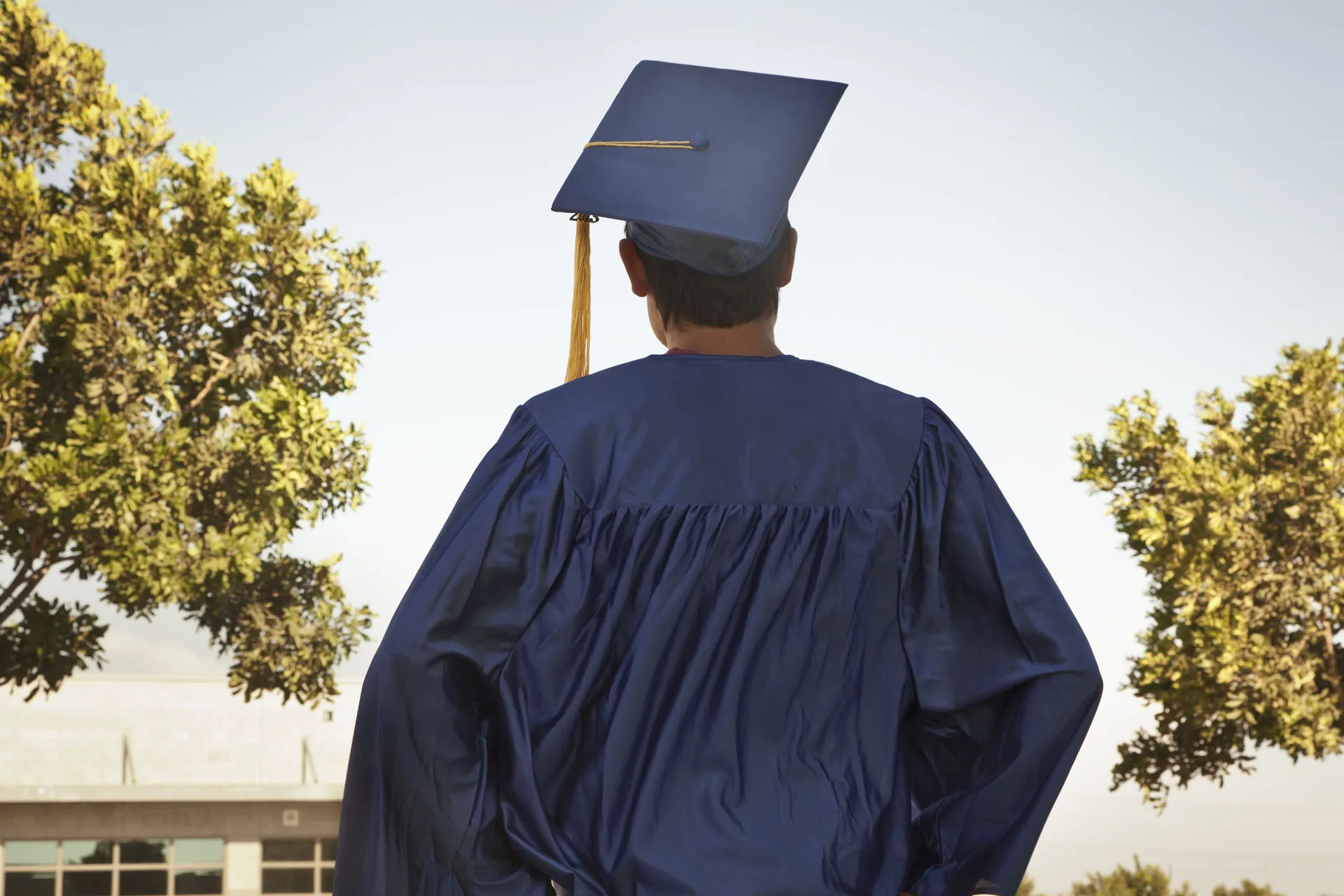 حلم التخرج لأب على مقاعد الدراسة يواجه الضياع ويناشد أهل الخير لمساعدته  ..  وثيقة 