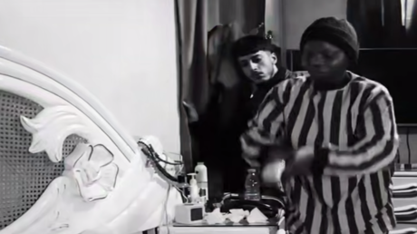 بالفيديو :  لقطات من وقائع تمثيل جريمة مقتل الفنانة هدى شعراوي على يد عاملتها المنزلية 