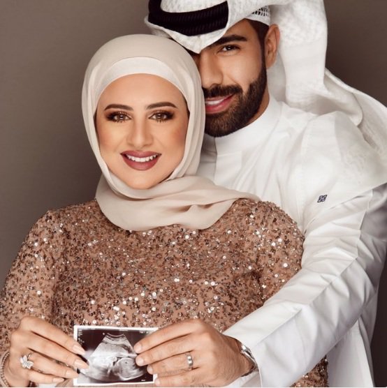 مذيع كويتي وزوجته يثيران جدلاً على مواقع التواصل؟!  ..  صورة