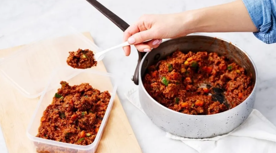 هل إعادة تسخين الطعام أكثر من مرة يشكل خطراً على الصحة؟