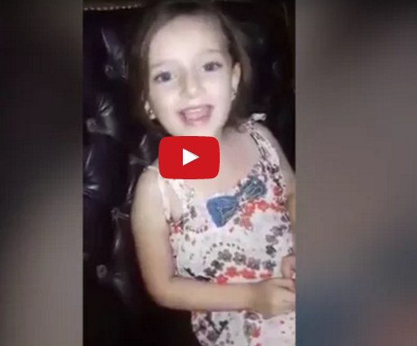 بالفيديو  ..  شاهد كيف دب الرعب في قلب طفلة كانت تغني لحظة سقوط برميل متفجرات في حلب