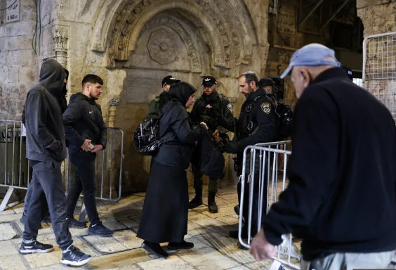 مرجعيات بالقدس: القيود الإسرائيلية على الصلاة بالأقصى "تصعيد خطير"