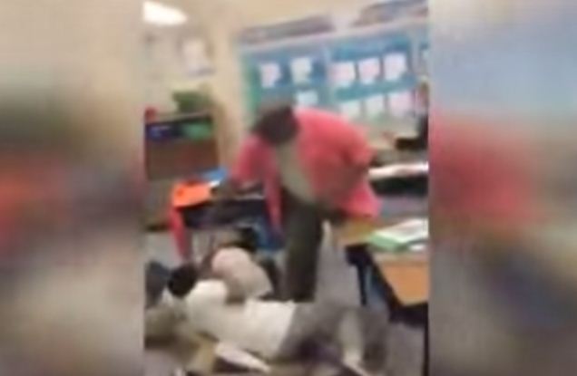 بالفيديو  ..  هكذا جلد المدرس طلابه بحزام بنطاله