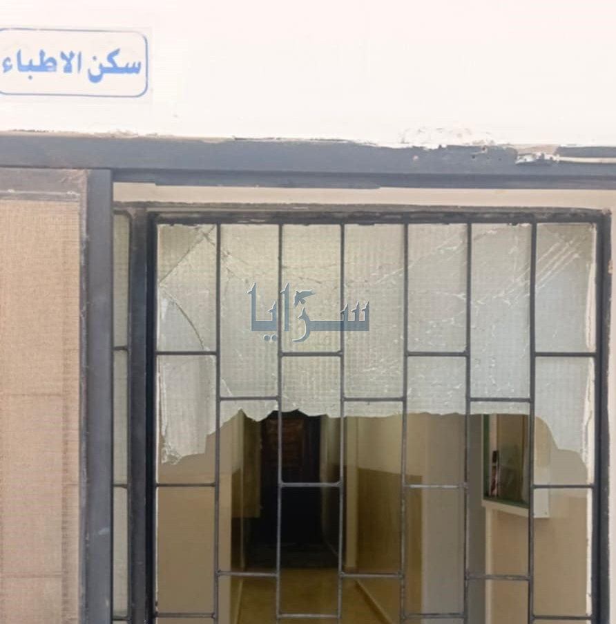 بالصور ..  تحطيم قسم الطوارئ في مستشفى أبي عبيدة عقب إعلان وفاة شاب غرقًا في قناة الملك عبدالله