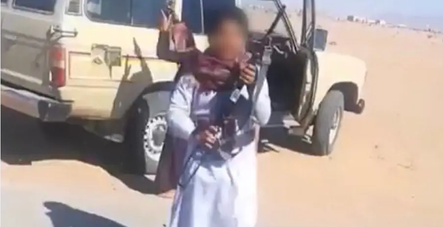 ‏فيديو خطير لطفلين يطلقان النار من رشاش معرضين حياتهم للخطر 