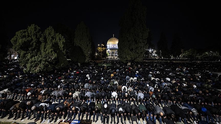 "جمعة رمضان الثانية" ..  100 ألف يؤدون التراويح بالأقصى