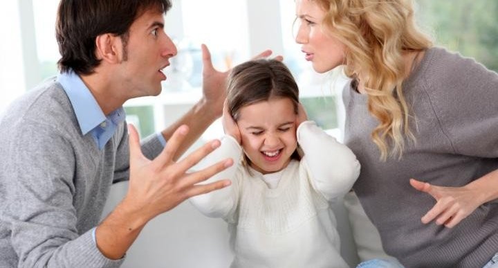 مشاكل عائلية تجبرني على الخروج من المنزل، فما توجيهكم؟