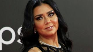 (5) أسئلة عن ملابس رانيا يوسف في امتحان كلية الآداب بمصر تثير مواقع التواصل الاجتماعي  ..  صورة 