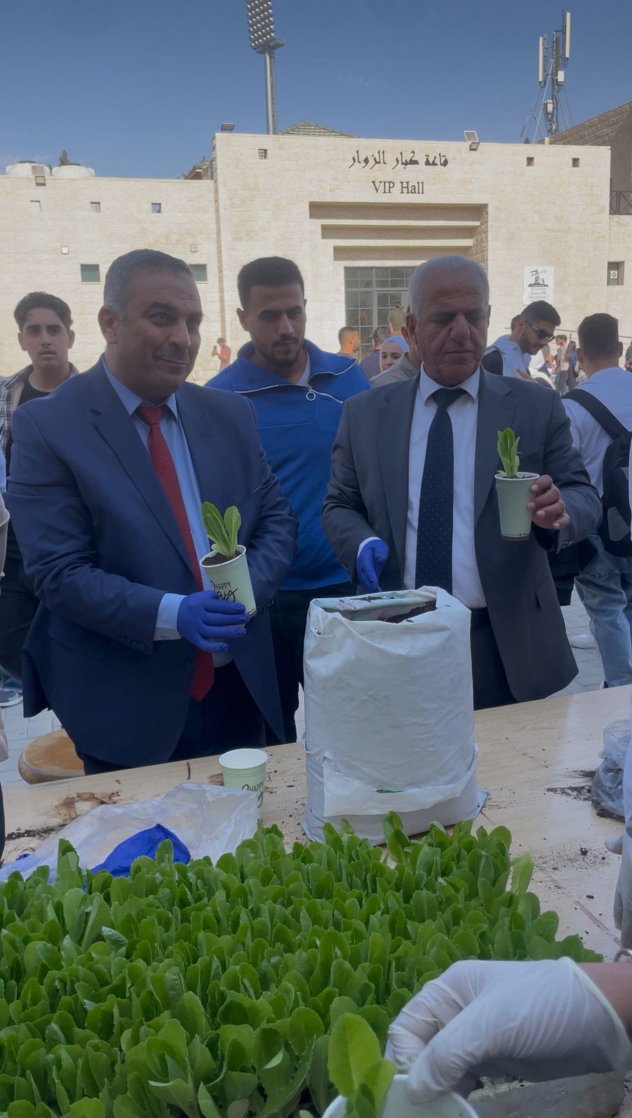 طلاب جامعة الزيتونة الأردنية يطلقون مبادرة "الزرع في الأكواب" لتعزيز الوعي البيئي