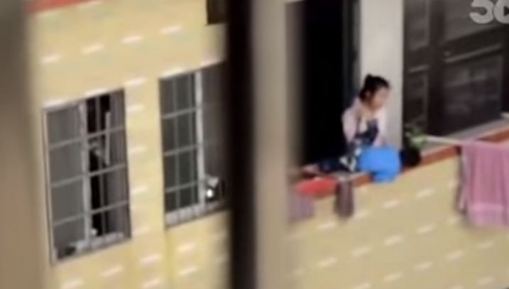 فيديو: أم تحاول رمي طفلها الصغير من البلكونة بسبب بكائه