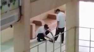 بالفيديو ..  شاهد معلم يربط حذاء طالب في إحدى المدارس السعودية 