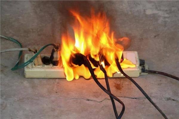 تماس كهربائي يتسبب بحريق داخل منتزه في عقربا
