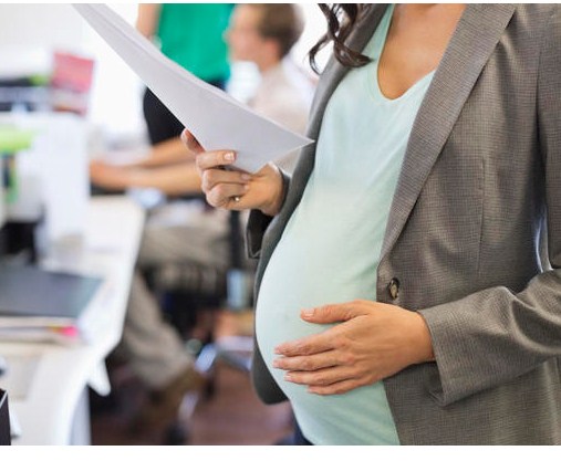 شركة صينية تلزم الموظفات بطلب موافقتها قبل "الحمل"