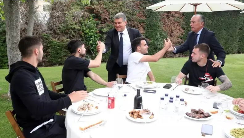 برشلونة يغسل أحزان ريال مدريد بـ"وجبة غداء"