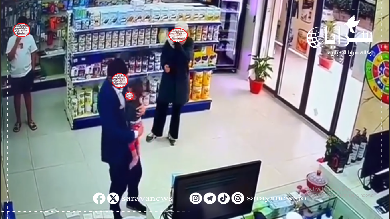 بالفيديو  ..  صيدلي ينقذ طفلة من الاختناق داخل صيدلية في مادبا  