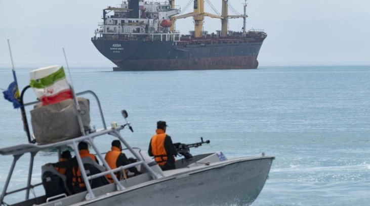 إيران تحتجز ناقلة نفط أجنبية وتعتقل طاقمها