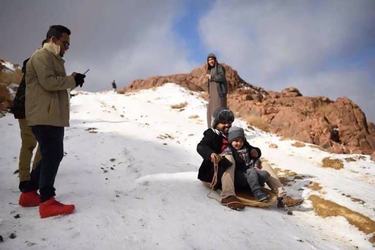 تفسير رؤية التزلج على الثلج في المنام للعزباء والمتزوجة