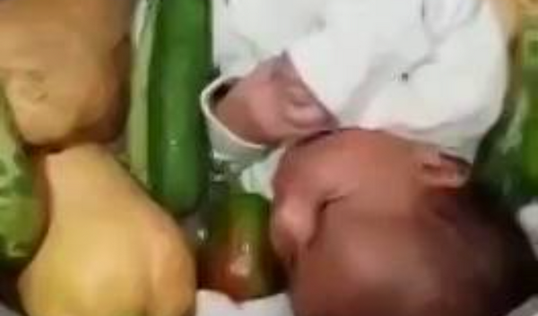 بالفيديو : شخص يطهو رضيعاً داخل قِدر قائلاً  ..  "هذا غدانا اليوم" !!
