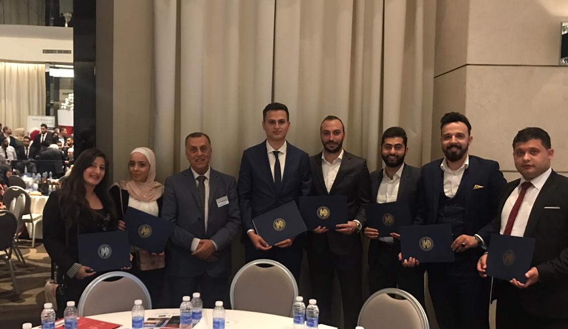 منح لدراسة شهادة CMA  لعشرة من طلبة "الشرق الأوسط"