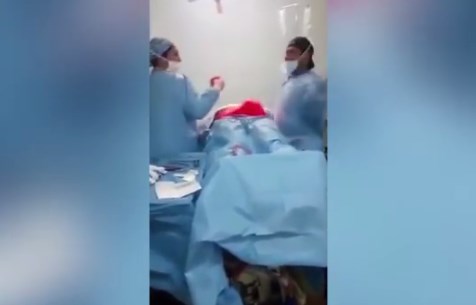 بالفيديو  ..  جراح وممرضة يرقصان أثناء عملية جراحية