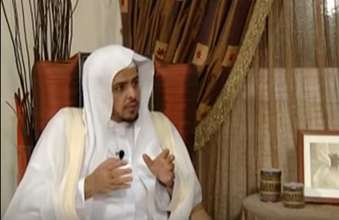 ما حكم حمل المصحف في الصلاة؟