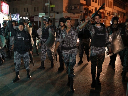 إعتقالات ..  وفض تجمهر لأصحاب بسطات سوق العبدلي بالغاز المسيل للدموع