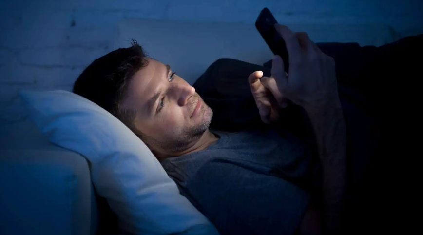 خبراء: الضوء الأزرق في هاتفك لم يعد "عدو نومك"