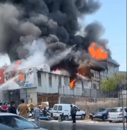 بالفيديو ..  مشاهد جديدة توثّق حجم الحريق الهائل في مستودع نثريات وإكسسوارات على طريق الحزام في عمّان