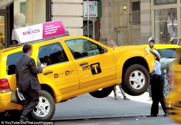 شاهد ..  شرطية أمريكية تعلّق التاكسي والسائق في الهواء