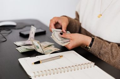 زوجي يأخذ راتبي فتضيق علينا أمور الحياة