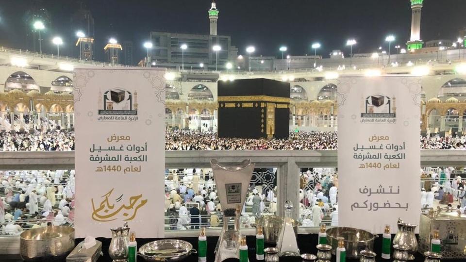 بالصور  ..  هذه هي الأدوات التي استخدمت في غسل الكعبة المشرفة 