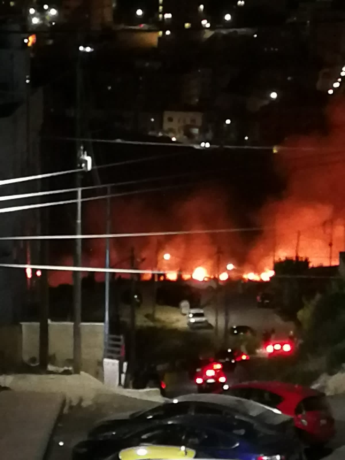 بالفيديو ..  حريق ضخم بأعشاب جافة في ضاحية الرشيد