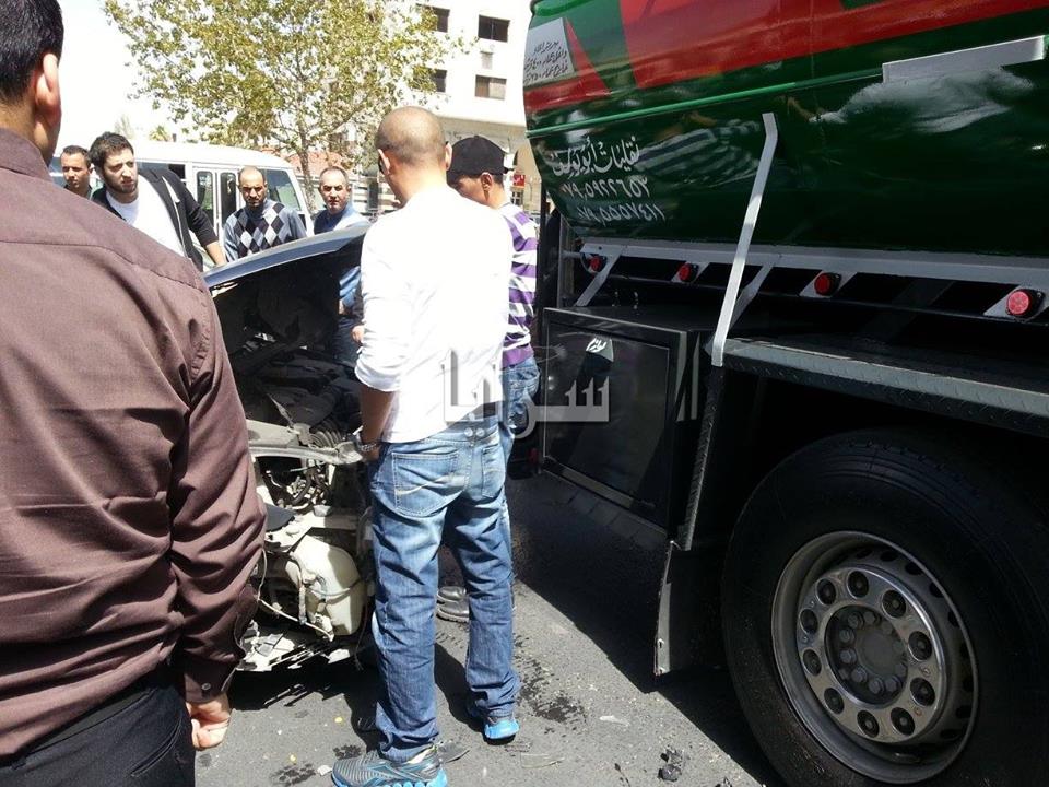 بالصور .. إصابة واحدة بإنفجار إطار "شاحنة" بسبب تصادم بشارع الجاردنز