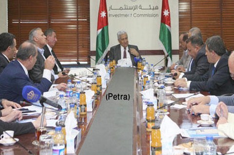 النسور "غاضباً" : من لا يحسن التعامل مع المستثمرين فمنزله  أولى به