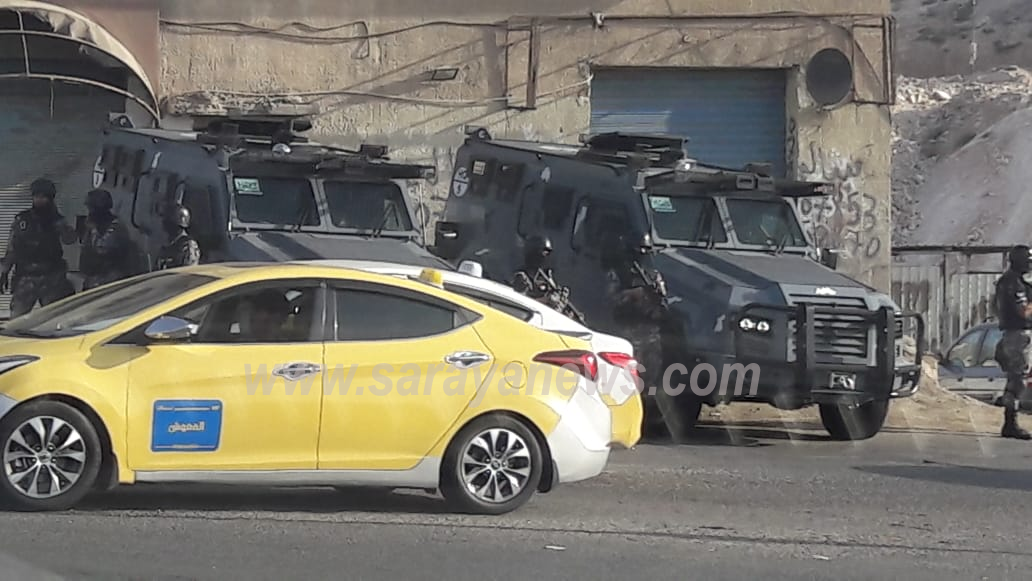 بالفيديو  ..  لحظة مداهمة مطلوبين وتجار مخدارت بحي الزواهرة في الزرقاء ومقتل اثنين منهم 