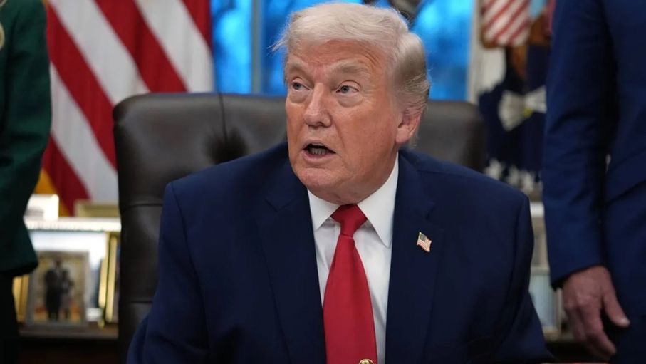 ترمب يعلن إعادة فتح المجال الجوي فوق فنزويلا