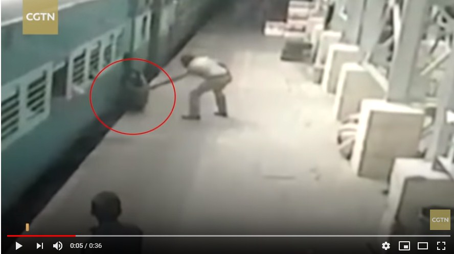 فيديو صادم  ..  لحظة إنقاذ سيدة علقت بقطار منطلق في الهند  ..  "تفاصيل"