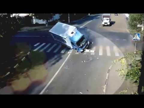 بالفيديو ..  شاب ينجو من حادث سير خطير بأعجوبة 