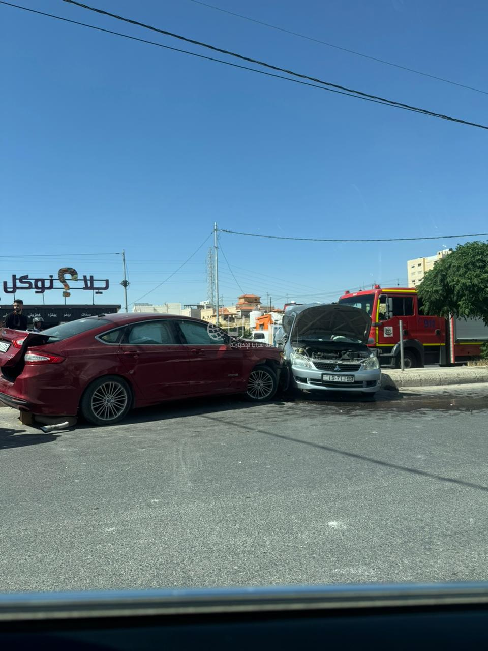 حادث تصادم بين مركبتين في شارع الكرامة بالزرقاء  ..  صور 
