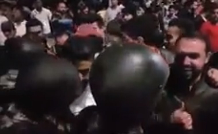 بالفيديو  ..  مشهد لا يحدث إلا في الاردن بين قوات الدرك و المتظاهرين على الدوار الرابع