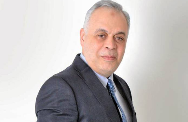 أشرف زكي يكشف حقيقة لجوء 3 فنانين كبار للتسول