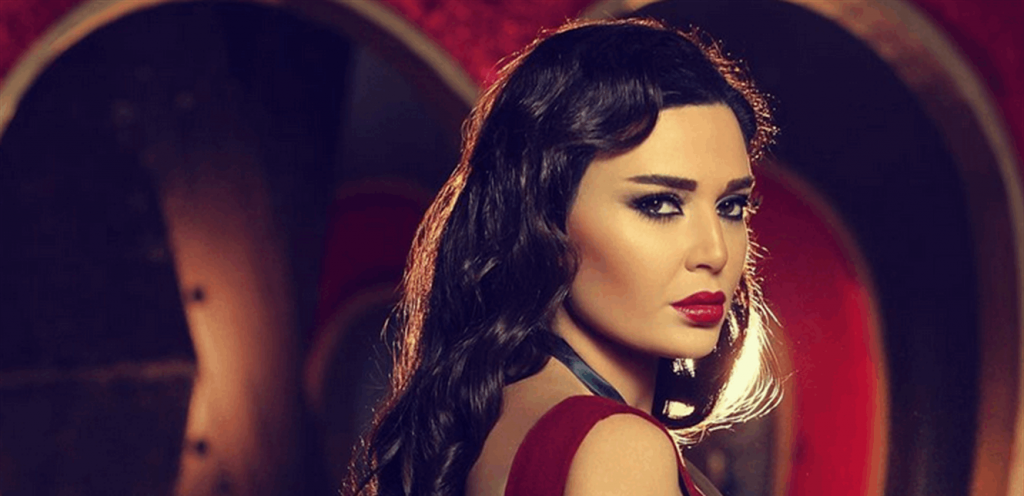 بالصور  ..  سيرين عبد النور تخطف الأنظار بإطلالتها الجذابة على البحر 