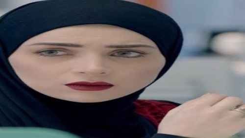 سر ارتداء مي عز الدين «الحجاب»