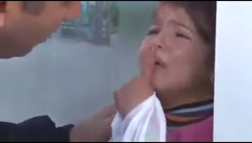 شاهد ردة فعل طفلة سورية حينما شاهدت رجل باللباس العسكري