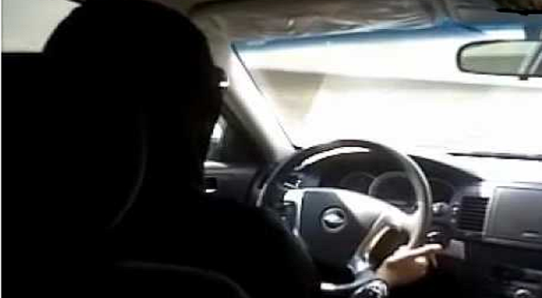 ضبط فتاة تقود سيارة برفقة شاب في خلوة غير شرعية بجدة
