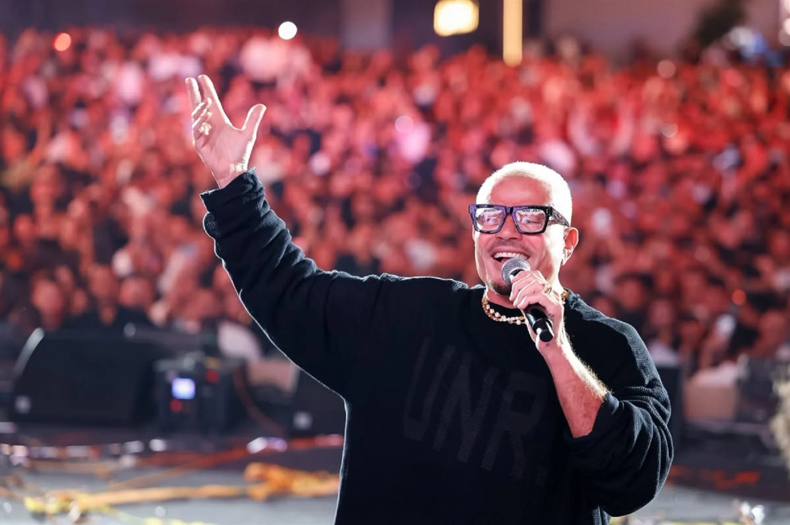 عمرو دياب يتخذ قراراً جريئاً للمرة الأولى في حفله الأخير (فيديو)