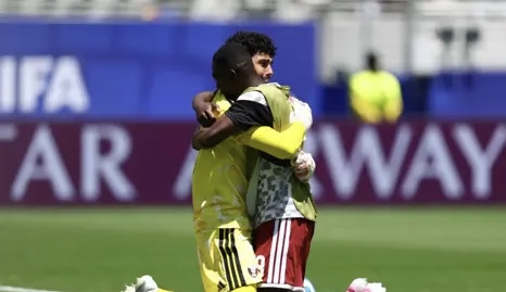 بطل المباراة ..  بكاء حارس منتخب قطر أبوندى بعد التعادل مع سويسرا